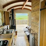 Shepherds Hut At Maes Stunning Fell Views And Next Door To Popular Cafe For Sweet Treats Nyaraló Uldale