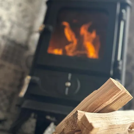 Shepherds Hut At Maes Stunning Fell Views And Next Door To Popular Cafe For Sweet Treats Holiday home Uldale